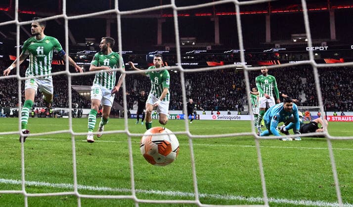 17.03.2022, xjhx, Fussball UEFA Europa League, Eintracht Frankfurt - Real Betis Sevilla emspor, v.l. erzielt das Tor zum scores the Goal zum 1:1 durch Martin Hinteregger (Eintracht Frankfurt) zautz Guido Rodriguez (Real Betis Sevilla) Rui Silva (Real Betis Sevilla) (DFL DFB REGULATIONS PROHIBIT ANY USE OF PHOTOGRAPHS as IMAGE SEQUENCES and or QUASI-VIDEO) Frankfurt am Main