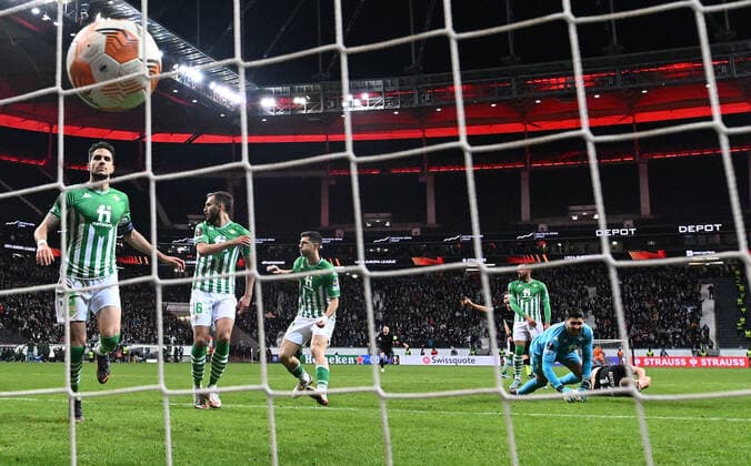 17.03.2022, xjhx, Fussball UEFA Europa League, Eintracht Frankfurt - Real Betis Sevilla emspor, v.l. erzielt das Tor zum scores the Goal zum 1:1 durch Martin Hinteregger (Eintracht Frankfurt) zautz Guido Rodriguez (Real Betis Sevilla) Rui Silva (Real Betis Sevilla) (DFL DFB REGULATIONS PROHIBIT ANY USE OF PHOTOGRAPHS as IMAGE SEQUENCES and or QUASI-VIDEO) Frankfurt am Main