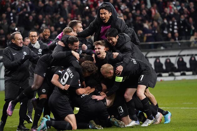 Freude bei Eintracht Frankfurt über das Tor zum 1:1 von Martin Hinteregger (Eintracht Frankfurt) - Frankfurt 17.03.2022: Eintracht Frankfurt vs. Betis Sevilla, UEFA Europa League, Achtelfinale