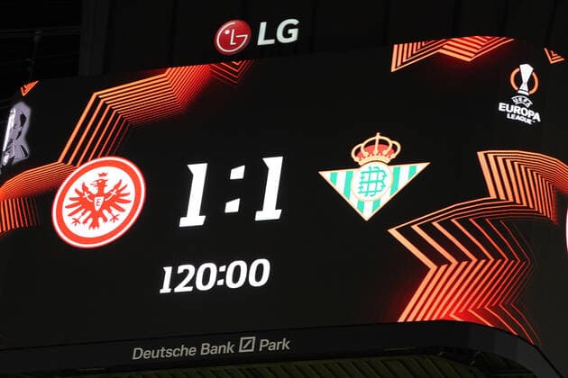 Endstand 1:1 - Frankfurt 17.03.2022: Eintracht Frankfurt vs. Betis Sevilla, UEFA Europa League, Achtelfinale