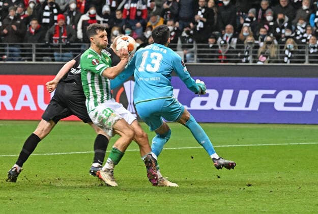 17.03.2022, xjhx, Fussball UEFA Europa League, Eintracht Frankfurt - Real Betis Sevilla emspor, v.l. erzielt das Tor zum scores the Goal zum 1:1 durch Martin Hinteregger (Eintracht Frankfurt) zautz Guido Rodriguez (Real Betis Sevilla) Rui Silva (Real Betis Sevilla) (DFL DFB REGULATIONS PROHIBIT ANY USE OF PHOTOGRAPHS as IMAGE SEQUENCES and or QUASI-VIDEO) Frankfurt am Main