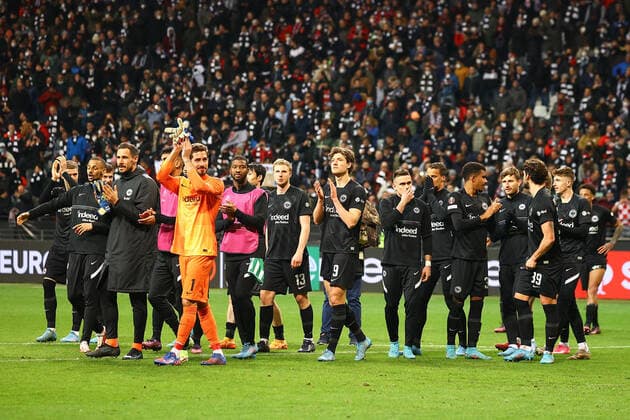 Frankfurt am Main, 17.03.2022 xjfx Fussball UEFA Europa League, Eintracht Frankfurt - Real Betis Sevilla emspor, emonline, v.l., Eintracht Frankfurt bedankt sich bei den Fans, bedanken, Dank. Mannschaft nach dem Spiel, after the match bedankt sich bei den Fans, applauds the fans Copyright: JoaquimxFerreira