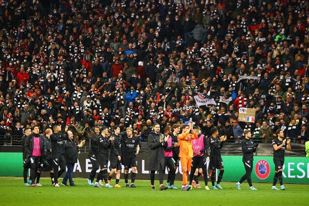 Frankfurt am Main, 17.03.2022 xjfx Fussball UEFA Europa League, Eintracht Frankfurt - Real Betis Sevilla emspor, emonline, v.l., Eintracht Frankfurt jubeln jubelt nach Spielende., bedankt sich bei den Fans, bedanken, Dank. Mannschaft nach dem Spiel, after the match bedankt sich bei den Fans, applauds the fans Copyright: JoaquimxFerreira
