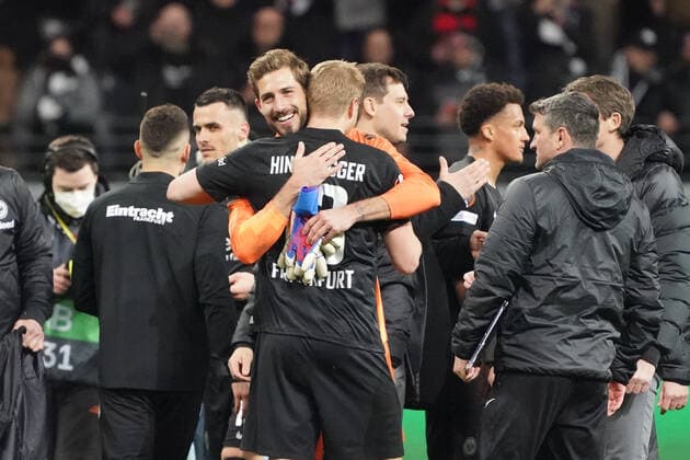 Jubel über das Weiterkommen Torwart Kevin Trapp (Eintracht Frankfurt) mit Martin Hinteregger (Eintracht Frankfurt) - Frankfurt 17.03.2022: Eintracht Frankfurt vs. Betis Sevilla, UEFA Europa League, Achtelfinale
