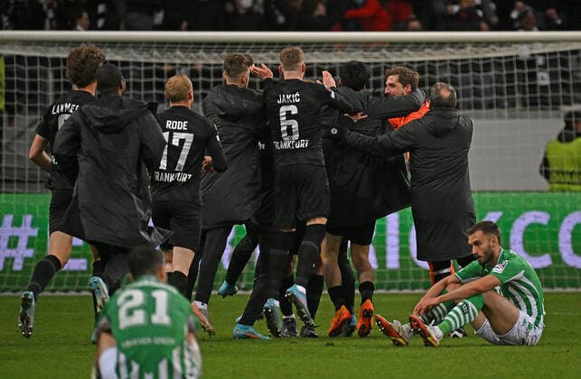 17.03.2022, xjhx, Fussball UEFA Europa League, Eintracht Frankfurt - Real Betis Sevilla emspor, v.l. Jubel Freude ueber den Einzug ins Viertelfinale bei der Eintracht (DFL DFB REGULATIONS PROHIBIT ANY USE OF PHOTOGRAPHS as IMAGE SEQUENCES and or QUASI-VIDEO) Frankfurt am Main