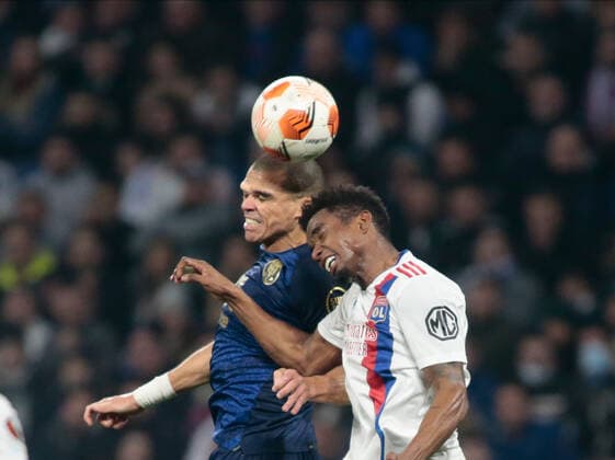 Pepe of Fc Porto and Thiago Mendes of Olympique Lyonnais during the UEFA Europa League, Round of 16, 2nd leg football match between Olympique Lyonnais (Lyon) and FC Porto on March 17, 2022 at Groupama stadium in Decines-Charpieu near Lyon, France  Copyright: xNderimxKacelix xipa-agency.netx xx 0