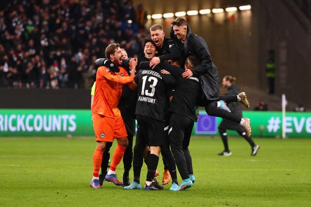 Frankfurter Spieler feiern das 1:1 gegen Sevilla, vorne: 1:1-Toerschutze Martin Hinteregger (Frankfurt, Nr. 13) Eintracht Frankfurt vs Real Betis Balompie, Fussball, Uefa Europa League, 17.03.2022 Eintracht Frankfurt vs Real Betis Balompie, Fussball, Uefa Europa League, 17.03.2022 Frankfurt Copyright: xEibner-Pressefotox EP_RWS