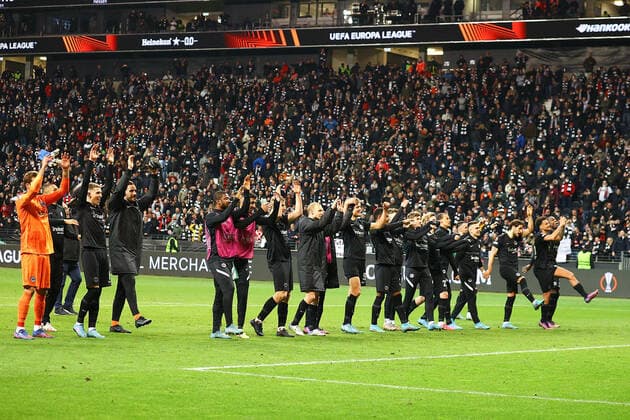 Frankfurt am Main, 17.03.2022 xjfx Fussball UEFA Europa League, Eintracht Frankfurt - Real Betis Sevilla emspor, emonline, v.l., Eintracht Frankfurt jubeln jubelt nach Spielende., bedankt sich bei den Fans, bedanken, Dank. Mannschaft nach dem Spiel, after the match bedankt sich bei den Fans, applauds the fans, Fans im Hintergrund Copyright: JoaquimxFerreira