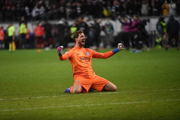 17.03.2022 Frankfurt am Main, Deutsche Bank Park UEFA Europa League Achtelfinale Eintracht Frankfurt gegen Betis Sevilla Torwart Kevin Trapp ( 1, Eintracht Frankfurt) jubelt über das Weiterkommen emspor, DFL regulations prohibit any use of photographs as image sequences and or quasi-video