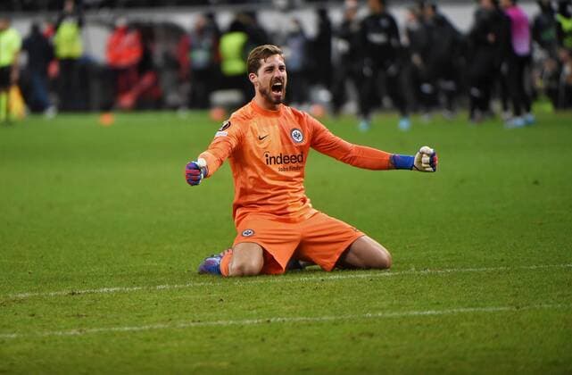 17.03.2022 Frankfurt am Main, Deutsche Bank Park UEFA Europa League Achtelfinale Eintracht Frankfurt gegen Betis Sevilla Torwart Kevin Trapp ( 1, Eintracht Frankfurt) jubelt über das Weiterkommen emspor, DFL regulations prohibit any use of photographs as image sequences and or quasi-video