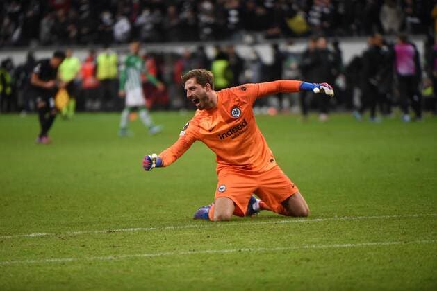 17.03.2022 Frankfurt am Main, Deutsche Bank Park UEFA Europa League Achtelfinale Eintracht Frankfurt gegen Betis Sevilla Torwart Kevin Trapp ( 1, Eintracht Frankfurt) jubelt über das Weiterkommen emspor, DFL regulations prohibit any use of photographs as image sequences and or quasi-video