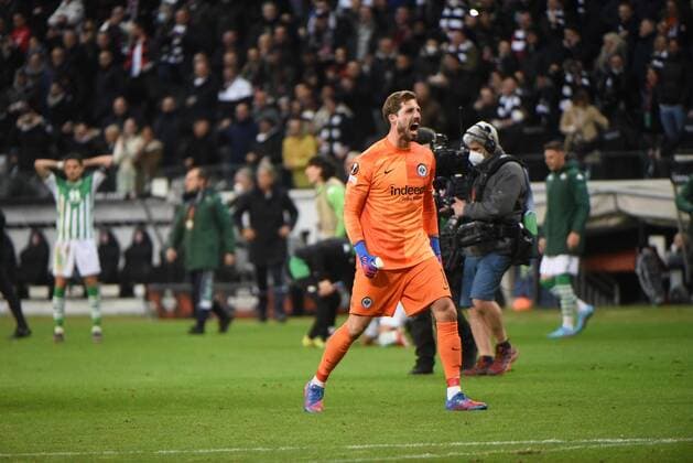 17.03.2022 Frankfurt am Main, Deutsche Bank Park UEFA Europa League Achtelfinale Eintracht Frankfurt gegen Betis Sevilla Torwart Kevin Trapp ( 1, Eintracht Frankfurt) jubelt über das Weiterkommen emspor, DFL regulations prohibit any use of photographs as image sequences and or quasi-video