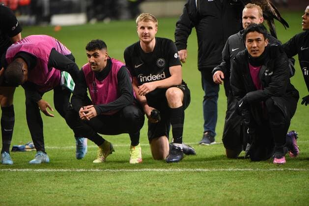 17.03.2022 Frankfurt am Main, Deutsche Bank Park UEFA Europa League Achtelfinale Eintracht Frankfurt gegen Betis Sevilla Schlußjubel Aymane Barkok (27, Eintracht Frankfurt) , Martin Hinteregger (13, Eintracht Frankfurt) , Makoto Hasebe (20, Eintracht Frankfurt) emspor, DFL regulations prohibit any use of photographs as image sequences and or quasi-video