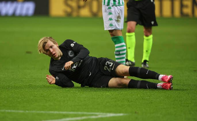 17.03.2022, Fussball UEFA Europa League, Eintracht Frankfurt - Real Betis Sevilla, emonline, emspor, v.l., German Pezzella (Real Betis Sevilla), Jens Petter Hauge (Eintracht Frankfurt) DFL DFB REGULATIONS PROHIBIT ANY USE OF PHOTOGRAPHS AS IMAGE SEQUENCES AND OR QUASI-VIDEO. xdcx Copyright: HMBxMedia