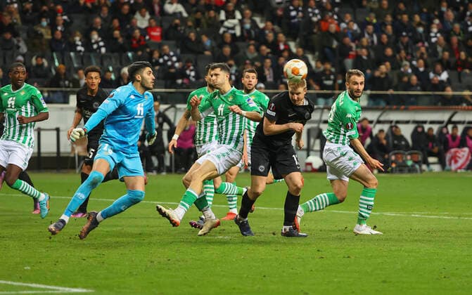 17.03.2022, Fussball UEFA Europa League, Eintracht Frankfurt - Real Betis Sevilla, emonline, emspor, v.l., Goal scored, Tor zum 1:1 durch Martin Hinteregger (Eintracht Frankfurt) DFL DFB REGULATIONS PROHIBIT ANY USE OF PHOTOGRAPHS AS IMAGE SEQUENCES AND OR QUASI-VIDEO. xdcx Copyright: HMBxMedia