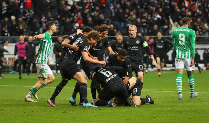 17.03.2022, Fussball UEFA Europa League, Eintracht Frankfurt - Real Betis Sevilla, emonline, emspor, v.l., Torjubel zum 1:1 durch Martin Hinteregger (Eintracht Frankfurt), Goal celebration, celebrate the goal DFL DFB REGULATIONS PROHIBIT ANY USE OF PHOTOGRAPHS AS IMAGE SEQUENCES AND OR QUASI-VIDEO. xdcx Copyright: HMBxMedia