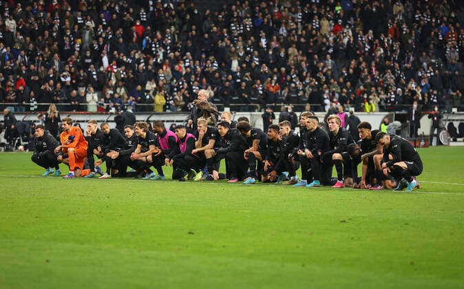 17.03.2022, Fussball UEFA Europa League, Eintracht Frankfurt - Real Betis Sevilla, emonline, emspor, v.l., Die Mannschaft feiert mit den Fans nach dem Spiel DFL DFB REGULATIONS PROHIBIT ANY USE OF PHOTOGRAPHS AS IMAGE SEQUENCES AND OR QUASI-VIDEO. xdcx Copyright: HMBxMedia