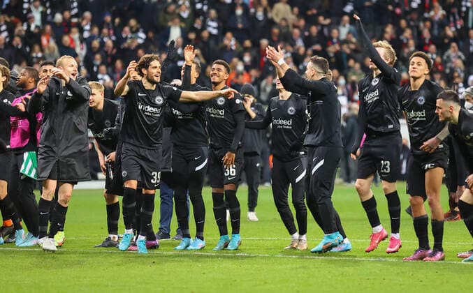 17.03.2022, Fussball UEFA Europa League, Eintracht Frankfurt - Real Betis Sevilla, emonline, emspor, v.l., Spieler feiern mit den Fans DFL DFB REGULATIONS PROHIBIT ANY USE OF PHOTOGRAPHS AS IMAGE SEQUENCES AND OR QUASI-VIDEO. xdcx Copyright: HMBxMedia