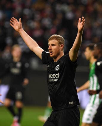Martin Hinteregger fotografiert am 17.3.22 in Frankfurt beim Fußball Europa League Spiel Eintracht Frankfurt gegen Betis Sevilla. (DFL DFB REGULATIONS PROHIBIT ANY USE OF PHOTOGRAPHS as IMAGE SEQUENCES and or QUASI-VIDEO)