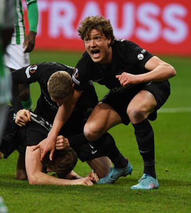 Martin Hinteregger Tor zum 1:0 Jubel mit Team und Sam Lammers fotografiert am 17.3.22 in Frankfurt beim Fußball Europa League Spiel Eintracht Frankfurt gegen Betis Sevilla. (DFL DFB REGULATIONS PROHIBIT ANY USE OF PHOTOGRAPHS as IMAGE SEQUENCES and or QUASI-VIDEO)