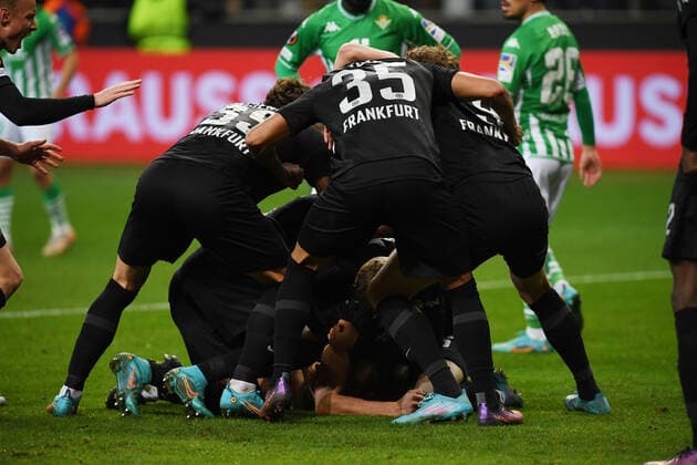 Martin Hinteregger Tor zum 1:0 Jubel mit Team fotografiert am 17.3.22 in Frankfurt beim Fußball Europa League Spiel Eintracht Frankfurt gegen Betis Sevilla. (DFL DFB REGULATIONS PROHIBIT ANY USE OF PHOTOGRAPHS as IMAGE SEQUENCES and or QUASI-VIDEO)