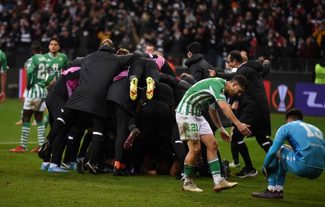 Martin Hinteregger Tor zum 1:0 Jubel mit Team fotografiert am 17.3.22 in Frankfurt beim Fußball Europa League Spiel Eintracht Frankfurt gegen Betis Sevilla. (DFL DFB REGULATIONS PROHIBIT ANY USE OF PHOTOGRAPHS as IMAGE SEQUENCES and or QUASI-VIDEO)