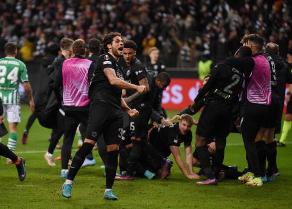 Martin Hinteregger Tor zum 1:0 Jubel mit Team fotografiert am 17.3.22 in Frankfurt beim Fußball Europa League Spiel Eintracht Frankfurt gegen Betis Sevilla. (DFL DFB REGULATIONS PROHIBIT ANY USE OF PHOTOGRAPHS as IMAGE SEQUENCES and or QUASI-VIDEO)