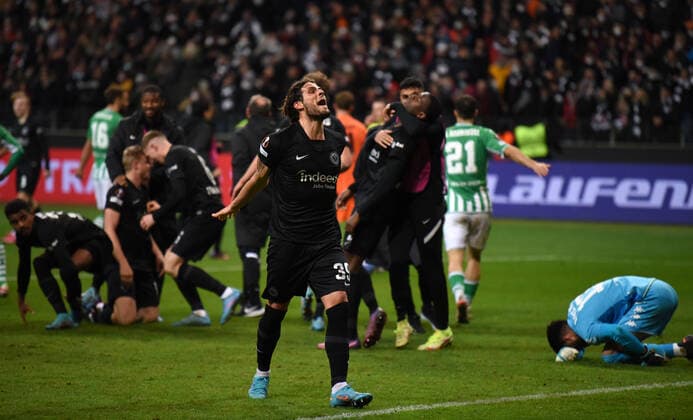 Martin Hinteregger Tor zum 1:0 Jubel mit Team fotografiert am 17.3.22 in Frankfurt beim Fußball Europa League Spiel Eintracht Frankfurt gegen Betis Sevilla. (DFL DFB REGULATIONS PROHIBIT ANY USE OF PHOTOGRAPHS as IMAGE SEQUENCES and or QUASI-VIDEO)