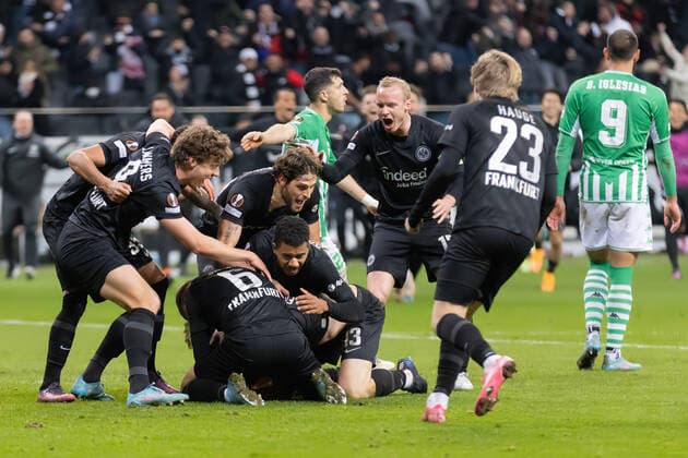 Eintracht Frankfurt - Real Betis Sevilla, UEFA Europa League Tor für Frankfurt zum 1:1. Von links werfen sich Ansgar Knauff (Eintracht Frankfurt, 36), Sam Lammers (Eintracht Frankfurt, 9), Goncalo Paciencia (Eintracht Frankfurt, 39), Kristijan Jakic (Eintracht Frankfurt, 6), Ansgar Knauff (Eintracht Frankfurt, 36) und Sebastian Rode (Eintracht Frankfurt, 17) auf den am Boden liegenden Torschützen Martin Hinteregger (Eintracht Frankfurt, 13). Rechts kommt auch Jens Petter Hauge (Eintracht Frankfurt, 23) angelaufen. Achtelfinal-Rückspiel der UEFA Europa League zwischen Eintracht Frankfurt und Real Betis Sevilla am 13. März 2022 im Deutsche Bank Park in Frankfurt am Main., Frankfurt am Main Hessen Deutschland Deutsche Bank Park