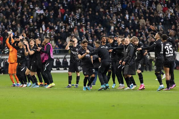 Eintracht Frankfurt - Real Betis Sevilla, UEFA Europa League Jubel der Mannschaft von Eintracht Frankfurt gemeinsam mit den Fans. Achtelfinal-Rückspiel der UEFA Europa League zwischen Eintracht Frankfurt und Real Betis Sevilla am 17. März 2022 im Deutsche Bank Park in Frankfurt am Main., Frankfurt am Main Hessen Deutschland Deutsche Bank Park