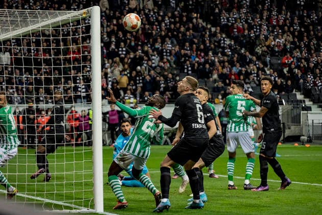 UEFA Europa League, Eintracht Frankfurt vs. Real Betis Sevilla, Frankfurt, Deutsche Bank Park, 17.3.2022 Kristijan Jakic (Eintracht Frankfurt 6) & Youssouf Sabaly (Real Betis Sevilla 23), Eintracht Frankfurt vs. Real Betis Sevilla, Frankfurt, Deutsche Bank Park, 17.3.2022 Copyright: xBEAUTIFULxSPORTS Gawlikx