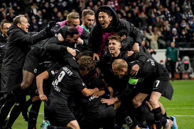 UEFA Europa League, Eintracht Frankfurt vs. Real Betis Sevilla, Frankfurt, Deutsche Bank Park, 17.3.2022 Sam Lammers (Eintracht Frankfurt 9) & Sebastian Rode (Eintracht Frankfurt 17) & Martin Hinteregger (Eintracht Frankfurt 13) & das ganze Entracht Team jubelt über das 1:1, Eintracht Frankfurt vs. Real Betis Sevilla, Frankfurt, Deutsche Bank Park, 18.3.2022 Copyright: xBEAUTIFULxSPORTS Gawlikx