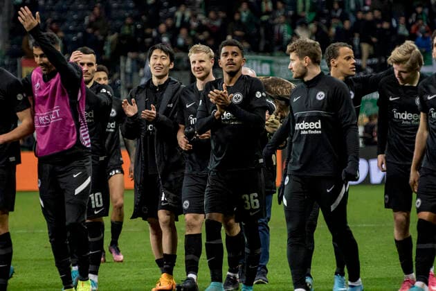 UEFA Europa League, Eintracht Frankfurt vs. Real Betis Sevilla, Frankfurt, Deutsche Bank Park, 17.3.2022 Daichi Kamada (Eintracht Frankfurt 15) & Martin Hinteregger (Eintracht Frankfurt 13) & Ansgar Knauff (Eintracht Frankfurt 36), Eintracht Frankfurt vs. Real Betis Sevilla, Frankfurt, Deutsche Bank Park, 18.3.2022 Copyright: xBEAUTIFULxSPORTS Gawlikx