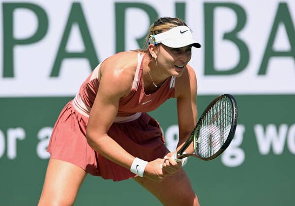 INDIAN WELLS, CA - MARCH 17: Paula Badosa of Spain waits for a serve in a tennis match played on March 17, 2022 during the BNP Paribas Open at the Indian Wells Tennis Garden in Indian Wells, CA. (Photo by John Cordes Icon Sportswire) TENNIS: MAR 17 BNP Paribas Open Icon506220317118