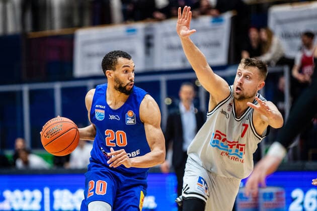 BB-1BL Syntainics MBC - JobStairs Giessen 46er Janel Morris (Syntainics MBC), Martins Laksa (46er) waehrend der Begegnung Saison 2021-2022 (Herren) in der EasyCredit Bundesliga zwischen Syntainics MBC und JobStairs Giessen 46er in der Stadthalle Weissenfels am 17. March 2022 in Weissenfels, Sachsen Anhalt, Deutschland