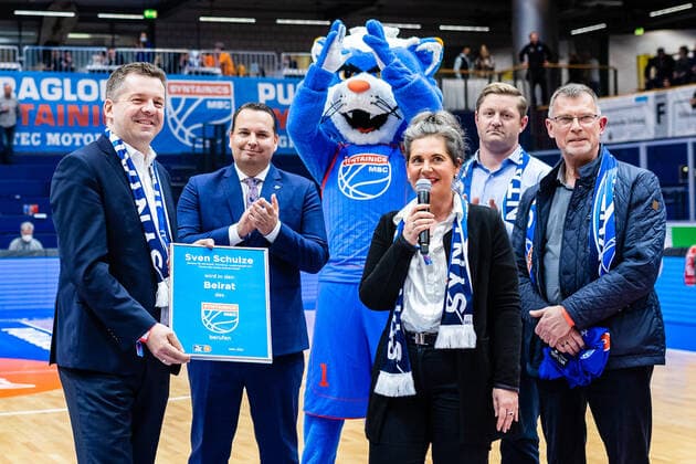 BB-1BL Syntainics MBC - JobStairs Giessen 46er Sven Schulze wird Mitglied des Beirates des Syntainics MBC waehrend der Begegnung Saison 2021-2022 (Herren) in der EasyCredit Bundesliga zwischen Syntainics MBC und JobStairs Giessen 46er in der Stadthalle Weissenfels am 17. March 2022 in Weissenfels, Sachsen Anhalt, Deutschland