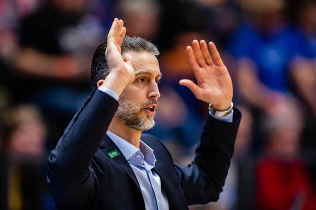 BB-1BL Syntainics MBC - JobStairs Giessen 46er Trainer Pete Strobl (46er) waehrend der Begegnung Saison 2021-2022 (Herren) in der EasyCredit Bundesliga zwischen Syntainics MBC und JobStairs Giessen 46er in der Stadthalle Weissenfels am 17. March 2022 in Weissenfels, Sachsen Anhalt, Deutschland