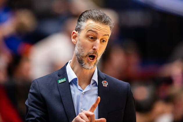 BB-1BL Syntainics MBC - JobStairs Giessen 46er Trainer Pete Strobl (46er) waehrend der Begegnung Saison 2021-2022 (Herren) in der EasyCredit Bundesliga zwischen Syntainics MBC und JobStairs Giessen 46er in der Stadthalle Weissenfels am 17. March 2022 in Weissenfels, Sachsen Anhalt, Deutschland