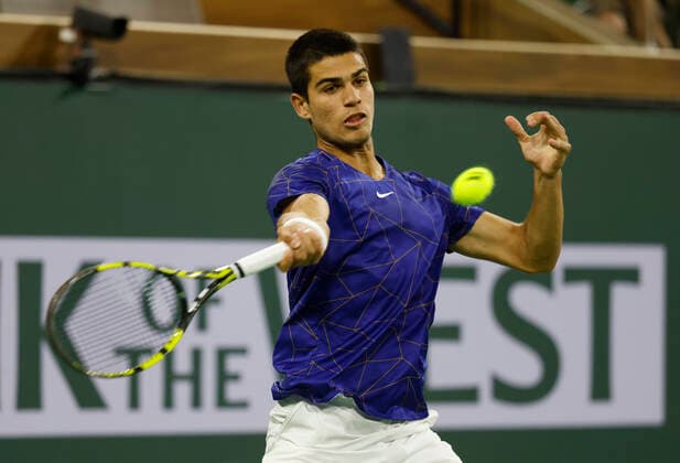 March 17, 2022 Carlos Alcaraz of Spain returns a shot to Cameron Norrie of Great Britain during the quarterfinals of the 2022 BNP Paribas Open at Indian Wells Tennis Garden in Indian Wells, California. Mandatory Photo Credit: CSM. Indian Wells United States of America - ZUMAc04_ 20220317_zaf_c04_165 Copyright: xCharlesxBausx