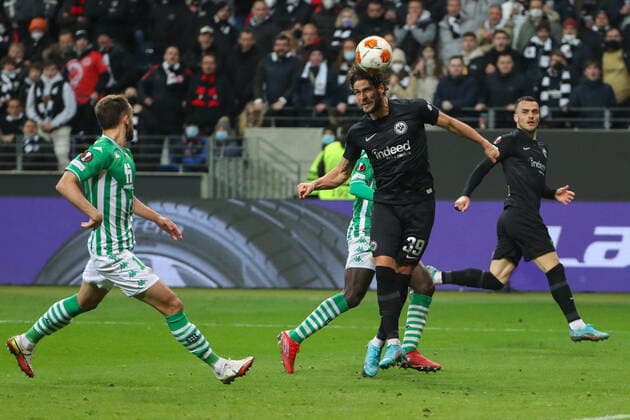 Europa League - Achtelfinale - Eintracht Frankfurt - Real Betis Sevilla am 17.03.2022 im Deutsche Bank Park in Frankfurt Goncalo Paciencia (Frankfurt) mit einem Kopfball