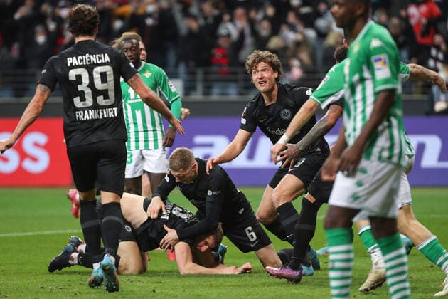 Europa League - Achtelfinale - Eintracht Frankfurt - Real Betis Sevilla am 17.03.2022 im Deutsche Bank Park in Frankfurt Jubel, Torjubel, Torschuetze, Torschütze Martin Hinteregger (Frankfurt) jubelt nach seinem Tor zum 1 zu 1 mit Kristijan Jakic (Frankfurt) und Sam Lammers (Frankfurt)