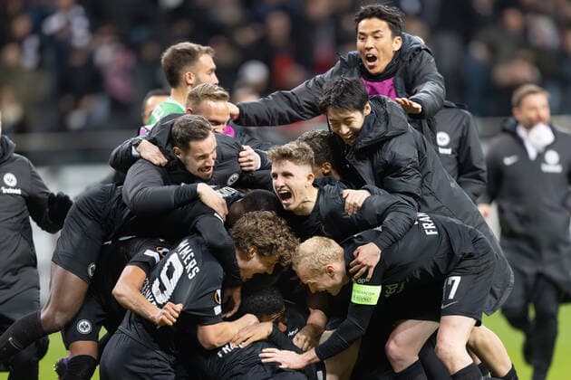 Eintracht Frankfurt - Real Betis Sevilla, UEFA Europa League Jubel der Frankfurter Spieler und Betreuer nach dem Tor zum 1:1. Von links:Torwart Jens Grahl (Eintracht Frankfurt, 31), Sam Lammers (Eintracht Frankfurt, 9), Jesper Lindström (Eintracht Frankfurt, 29), Ansgar Knauff (Eintracht Frankfurt, 36), Sebastian Rode (Eintracht Frankfurt, 17), Daichi Kamada (Eintracht Frankfurt, 15) und Makoto Hasebe (Eintracht Frankfurt, 20) ligen auf dem Torschützen Martin Hinteregger (Eintracht Frankfurt, 13). Achtelfinal-Rückspiel der UEFA Europa League zwischen Eintracht Frankfurt und Real Betis Sevilla am 13. März 2022 im Deutsche Bank Park in Frankfurt am Main., Frankfurt am Main Hessen Deutschland Deutsche Bank Park