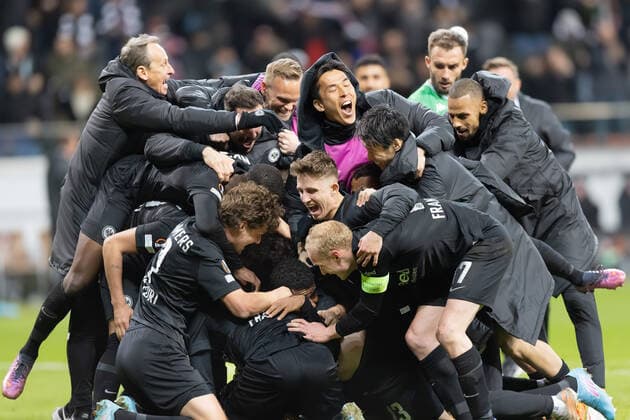 Eintracht Frankfurt - Real Betis Sevilla, UEFA Europa League Jubel der Frankfurter Spieler und Betreuer nach dem Tor zum 1:1. Achtelfinal-Rückspiel der UEFA Europa League zwischen Eintracht Frankfurt und Real Betis Sevilla am 13. März 2022 im Deutsche Bank Park in Frankfurt am Main., Frankfurt am Main Hessen Deutschland Deutsche Bank Park