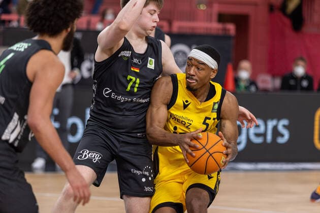 Moritz Heck (Ehingen Urspring, 71) Isaiah Crawley (Tigers Tuebingen, 53) Tigers Tuebingen vs. Ehingen Urspring, 2. Basketball Bundesliga, Pro A, Barmer 2 Basketball, 22. Spieltag , Spielzeit 2021 2022, 17.03.2022 Tigers Tuebingen vs. Ehingen Urspring, 2. Basketball Bundesliga, Pro A, Barmer 2 Basketball, 22. Spieltag , Spielzeit 2021 2022, 17.03.2022 Tuebingen Copyright: xNinaxSanderx xEibnerxPressefotox EP_NSR
