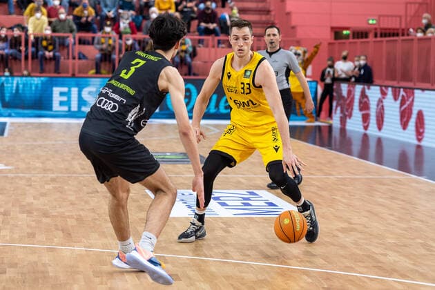 Tim Martinez (Ehingen Urspring, 03) Ryan Mikesell (Tigers Tuebingen, 33) Tigers Tuebingen vs. Ehingen Urspring, 2. Basketball Bundesliga, Pro A, Barmer 2 Basketball, 22. Spieltag , Spielzeit 2021 2022, 17.03.2022 Tigers Tuebingen vs. Ehingen Urspring, 2. Basketball Bundesliga, Pro A, Barmer 2 Basketball, 22. Spieltag , Spielzeit 2021 2022, 17.03.2022 Tuebingen Copyright: xNinaxSanderx xEibnerxPressefotox EP_NSR