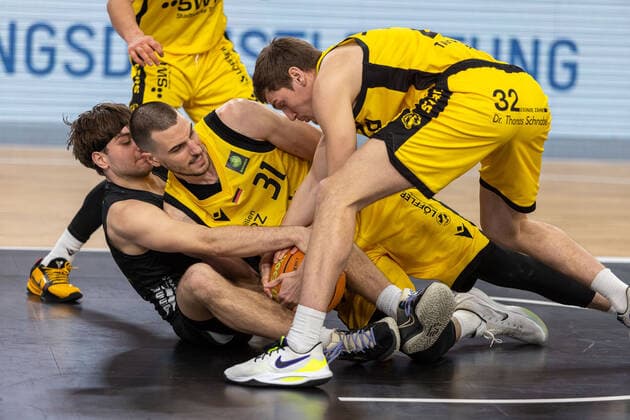 Daniel Keppeler (Tigers Tuebingen, 31) Jakob Hanzalek (Ehingen Urspring, 77) Till Joenke (Tigers Tuebingen, 26) Tigers Tuebingen vs. Ehingen Urspring, 2. Basketball Bundesliga, Pro A, Barmer 2 Basketball, 22. Spieltag , Spielzeit 2021 2022, 17.03.2022 Tigers Tuebingen vs. Ehingen Urspring, 2. Basketball Bundesliga, Pro A, Barmer 2 Basketball, 22. Spieltag , Spielzeit 2021 2022, 17.03.2022 Tuebingen Copyright: xNinaxSanderx xEibnerxPressefotox EP_NSR