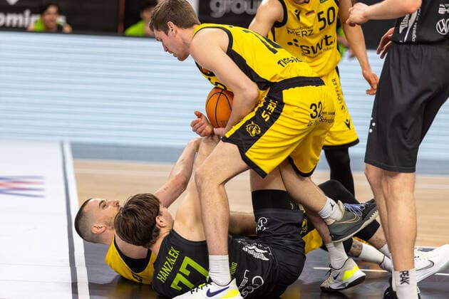 Daniel Keppeler (Tigers Tuebingen, 31) Jakob Hanzalek (Ehingen Urspring, 77) Till Joenke (Tigers Tuebingen, 26) Tigers Tuebingen vs. Ehingen Urspring, 2. Basketball Bundesliga, Pro A, Barmer 2 Basketball, 22. Spieltag , Spielzeit 2021 2022, 17.03.2022 Tigers Tuebingen vs. Ehingen Urspring, 2. Basketball Bundesliga, Pro A, Barmer 2 Basketball, 22. Spieltag , Spielzeit 2021 2022, 17.03.2022 Tuebingen Copyright: xNinaxSanderx xEibnerxPressefotox EP_NSR