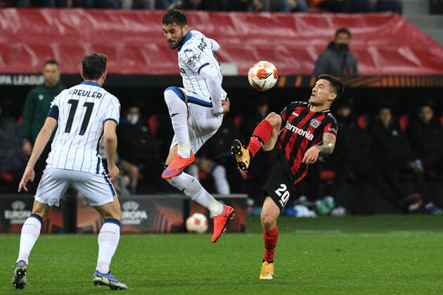 Charles Aranguiz ( Bayer 04 Leverkusen ) im Zweikampf mit Jose Luis Palomino ( Atalanta Bergamo ). 17.03.2022, Fussball, Europaleague, Bayer 04 Leverkusen vs Atalanta Bergamo UEFA REGULATIONS PROHIBIT ANY USE OF PHOTOGRAPHS AS IMAGE SEQUENCES AND OR QUASI-VIDEO 17.03.2022, Fussball, Europaleague, Bayer 04 Leverkusen vs Atalanta Bergamo Leverkusen Copyright: xEibner-Pressefotox