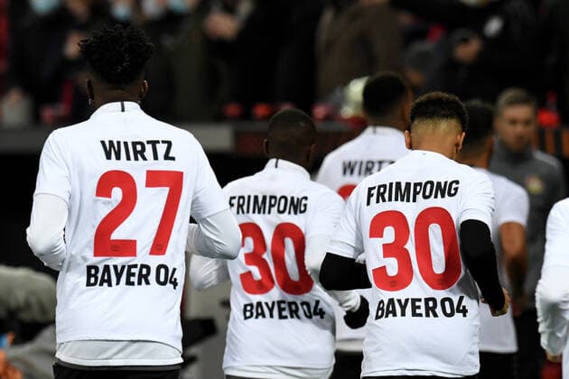 Saemtliche Leverkusener Spieler tragen Aufwaermshirts mit dem Rueckenaufdruck der beiden verletzten Spielern Florian Wirtz sowie Jeremie Frimpong ( Bayer 04 Leverkusen ). 17.03.2022, Fussball, Europaleague, Bayer 04 Leverkusen vs Atalanta Bergamo UEFA REGULATIONS PROHIBIT ANY USE OF PHOTOGRAPHS AS IMAGE SEQUENCES AND OR QUASI-VIDEO 17.03.2022, Fussball, Europaleague, Bayer 04 Leverkusen vs Atalanta Bergamo Leverkusen Copyright: xEibner-Pressefotox