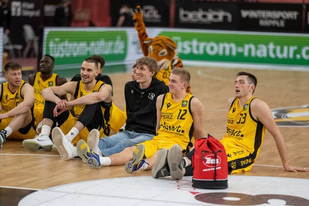 Tiger Tuebingen siegen ueber Ehingen Urspring Tigers Tuebingen vs. Ehingen Urspring, 2. Basketball Bundesliga, Pro A, Barmer 2 Basketball, 22. Spieltag , Spielzeit 2021 2022, 17.03.2022 Tigers Tuebingen vs. Ehingen Urspring, 2. Basketball Bundesliga, Pro A, Barmer 2 Basketball, 22. Spieltag , Spielzeit 2021 2022, 17.03.2022 Tuebingen Copyright: xSvetlanaxKohlmeierx xEibnerxPresx EP_NSR